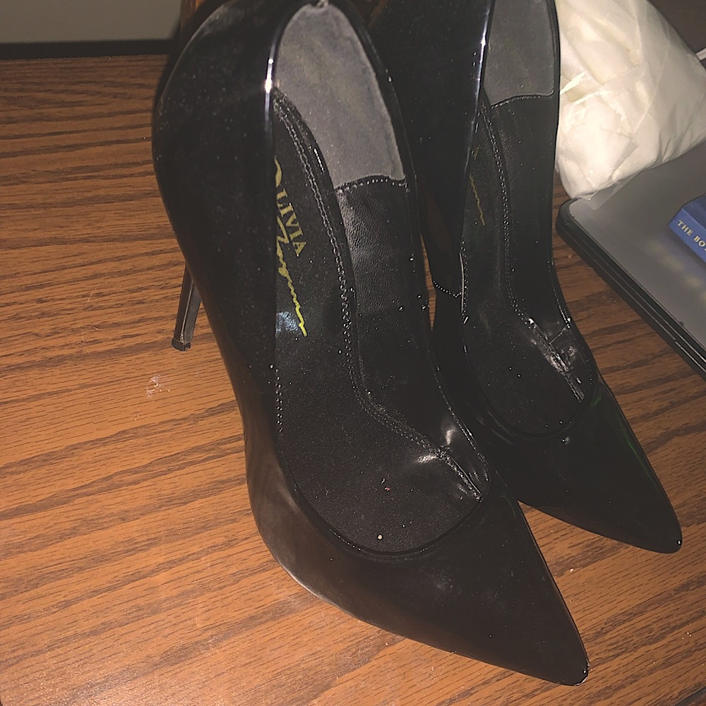 Black pumps